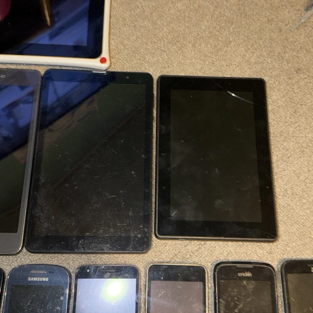 Lot Of 21 Cell Phones/Pads For Parts Only (Apple, Samsung, Motorola,LG) READ